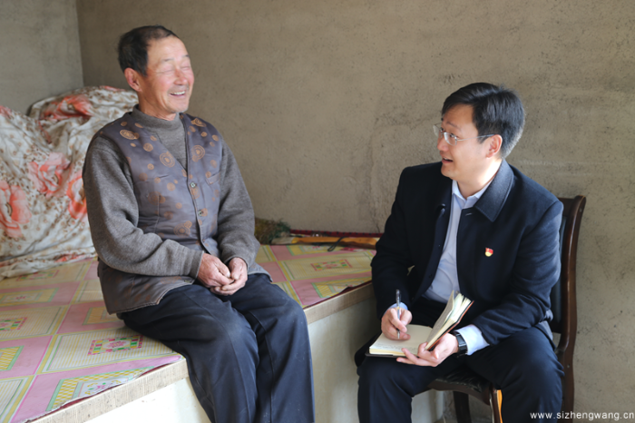 张骅走访建档立卡贫困户高玉良家,仔细询问高玉良发展庭院经济的意愿以及脱贫过程中还有什么困难和要求 张骅走访建档立卡贫困户高玉良家,仔细询问高玉良发展庭院经济的意愿以及脱贫过程中还有什么困难和要求