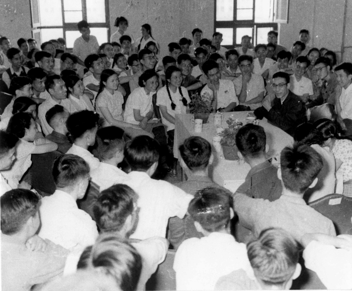 1-彭康-彭康校长与青年教师在一起_UUID21549 1-彭康-彭康校长与青年教师在一起_UUID21549