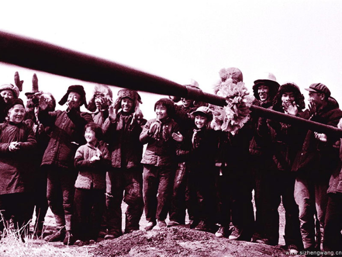 松基三井喜喷工业油流 松基三井喜喷工业油流