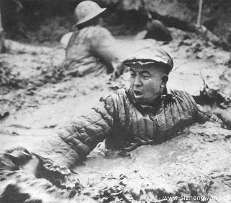 (8)“铁人”王进喜用身体搅拌泥浆制服井喷_UUID22350 (8)“铁人”王进喜用身体搅拌泥浆制服井喷_UUID22350