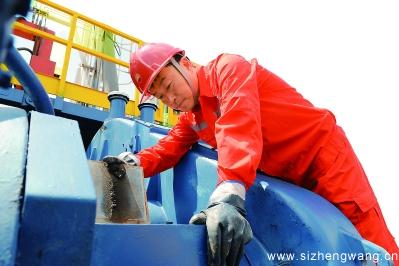 李新民在巡查设备。资料照片(来源:共产党员网)_UUID22350 李新民在巡查设备。资料照片(来源:共产党员网)_UUID22350