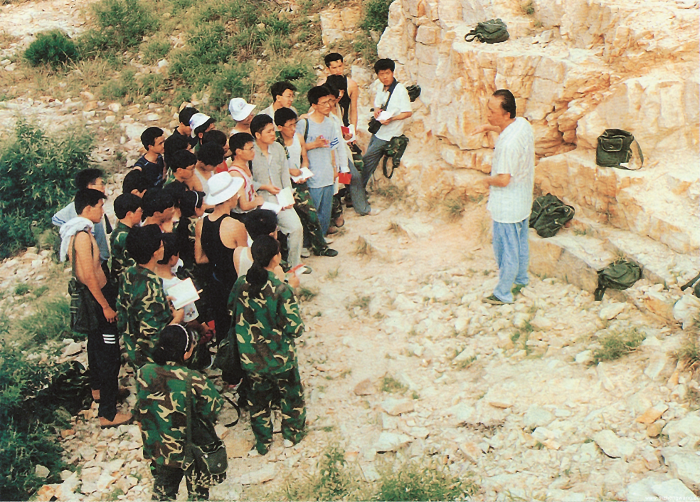 4 学生在秦皇岛进行野外地质实习_UUID22350 4 学生在秦皇岛进行野外地质实习_UUID22350