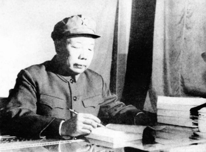 5-萧华:文武纵横的“娃娃将军” -1980年,萧华在兰州军区办公室工作时留影_UUID11357 5-萧华:文武纵横的“娃娃将军” -1980年,萧华在兰州军区办公室工作时留影_UUID11357