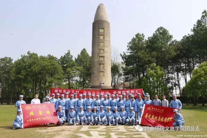 10-学生在红军烈士塔前合影留念_UUID11357 10-学生在红军烈士塔前合影留念_UUID11357