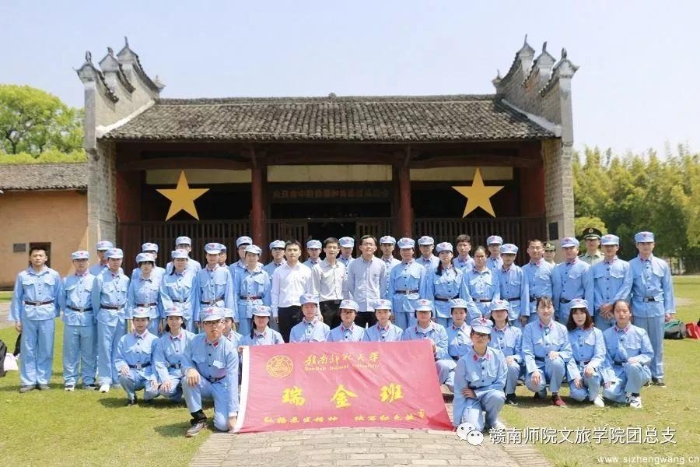 10-学生在一苏大旧址合影留念_UUID11357 10-学生在一苏大旧址合影留念_UUID11357