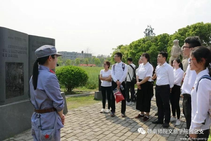 10-学生在认真听讲解员讲解红井历史_UUID11357 10-学生在认真听讲解员讲解红井历史_UUID11357