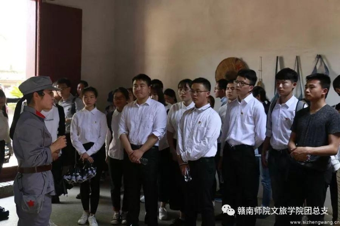 10-学生们参观毛泽东故居合影留念(1)_UUID11357 10-学生们参观毛泽东故居合影留念(1)_UUID11357