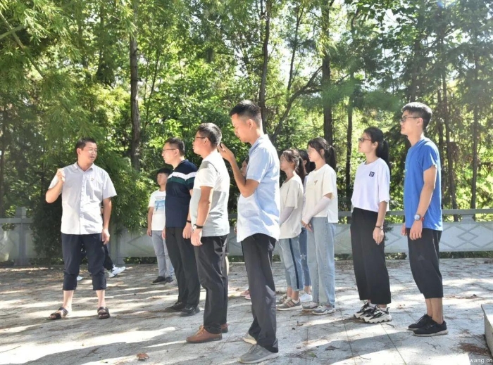 12-志愿者们在无名红军墓前集体默哀,深切哀悼(1)_UUID11357 12-志愿者们在无名红军墓前集体默哀,深切哀悼(1)_UUID11357