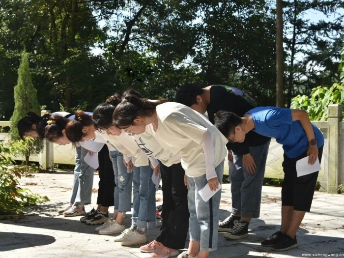 12-志愿者们在无名红军墓前集体默哀,深切哀悼(2)_UUID11357 12-志愿者们在无名红军墓前集体默哀,深切哀悼(2)_UUID11357