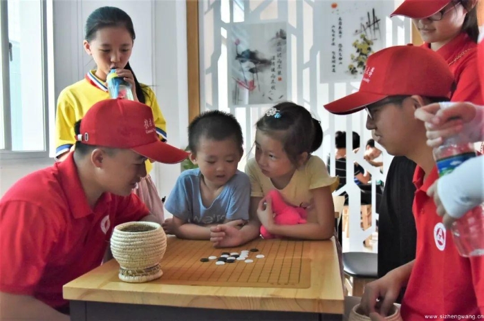 12-志愿者们和小朋友一起下棋_UUID11357 12-志愿者们和小朋友一起下棋_UUID11357