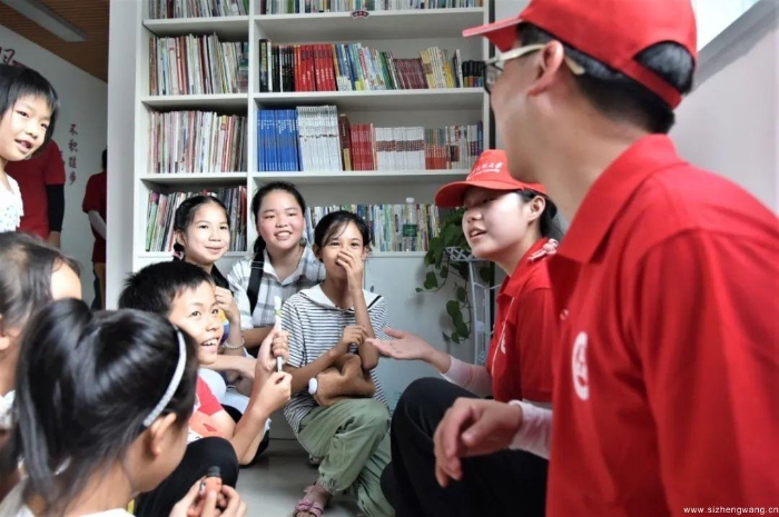 12-志愿者们与小朋友愉快地玩游戏_UUID11357 12-志愿者们与小朋友愉快地玩游戏_UUID11357