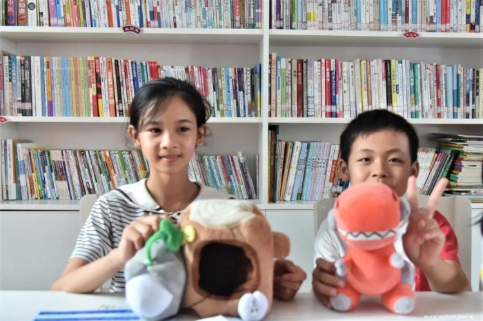 12-志愿者们把学院同学捐赠的礼物作为奖品送给小朋友_UUID11357 12-志愿者们把学院同学捐赠的礼物作为奖品送给小朋友_UUID11357