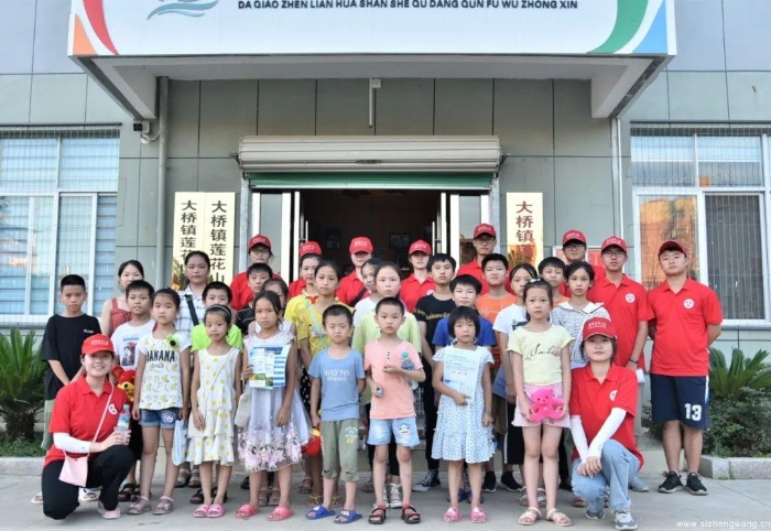 12-志愿者们与小朋友的合照_UUID11357 12-志愿者们与小朋友的合照_UUID11357