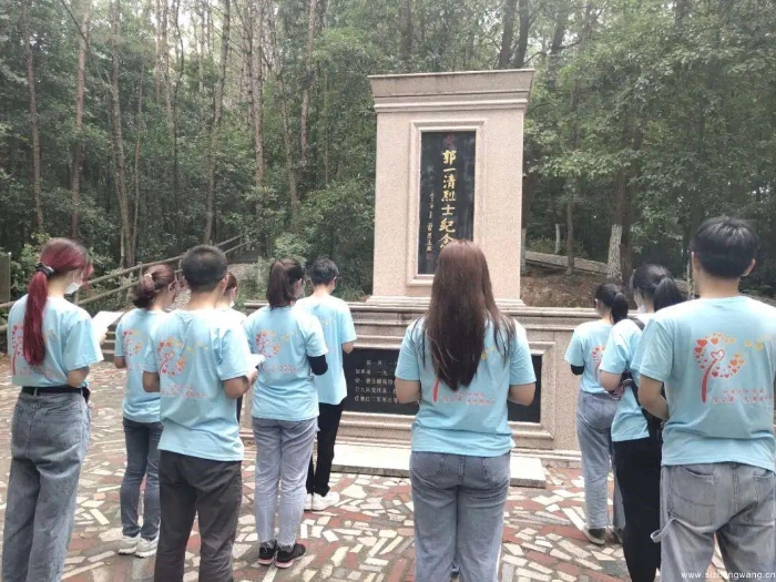 16-在南山公园革命烈士纪念碑前,志愿者们诵读革命先辈的红色家书(3)_UUID11357 16-在南山公园革命烈士纪念碑前,志愿者们诵读革命先辈的红色家书(3)_UUID11357