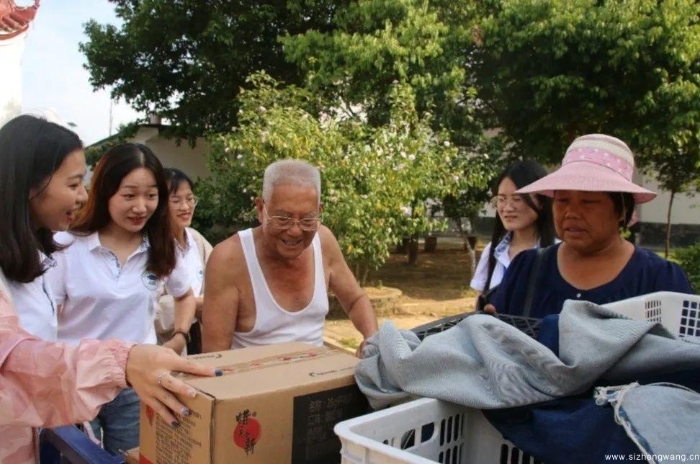 18-成员走在乡间小路上,为先烈后代“送温暖(2)_UUID11357 18-成员走在乡间小路上,为先烈后代“送温暖(2)_UUID11357