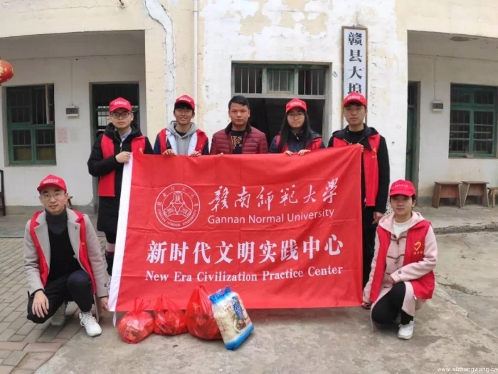 19-志愿者们代表赣南师范大学地理与环境工程学院团委给老人们送去面包、水果、面条_UUID11357 19-志愿者们代表赣南师范大学地理与环境工程学院团委给老人们送去面包、水果、面条_UUID11357