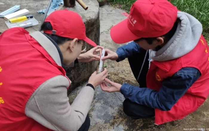 19-志愿者们利用专业知识,深入村民家开展了家用水和共用水的TDS值和PH值的测量实践1_UUID11357 19-志愿者们利用专业知识,深入村民家开展了家用水和共用水的TDS值和PH值的测量实践1_UUID11357