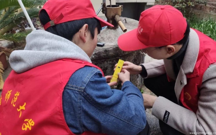 19-志愿者们利用专业知识,深入村民家开展了家用水和共用水的TDS值和PH值的测量实践2_UUID11357 19-志愿者们利用专业知识,深入村民家开展了家用水和共用水的TDS值和PH值的测量实践2_UUID11357