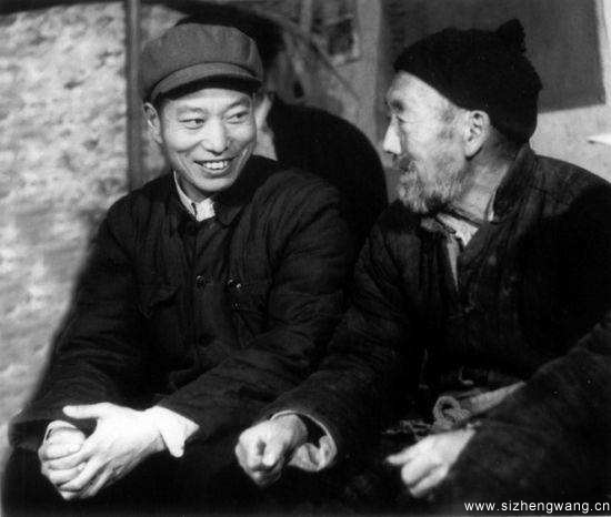 1.焦裕禄在牛棚和肖位芬交谈(图源网络)_UUID22668 1.焦裕禄在牛棚和肖位芬交谈(图源网络)_UUID22668