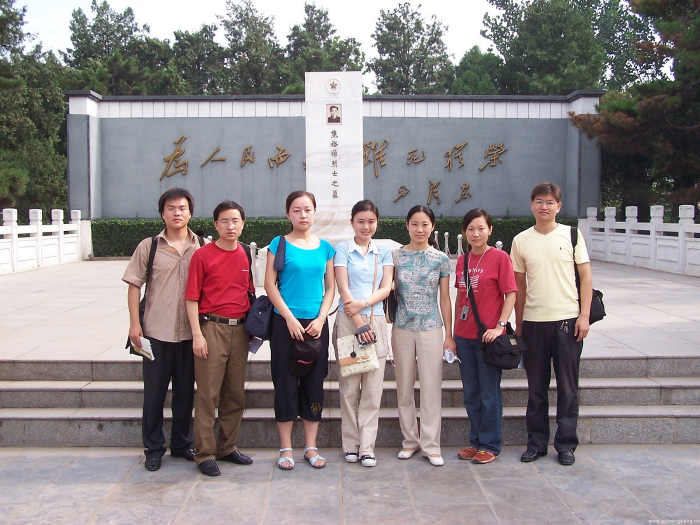 1. 2005年,我院首次重走穆青路师生采访团在焦裕禄墓前_UUID22668 1. 2005年,我院首次重走穆青路师生采访团在焦裕禄墓前_UUID22668