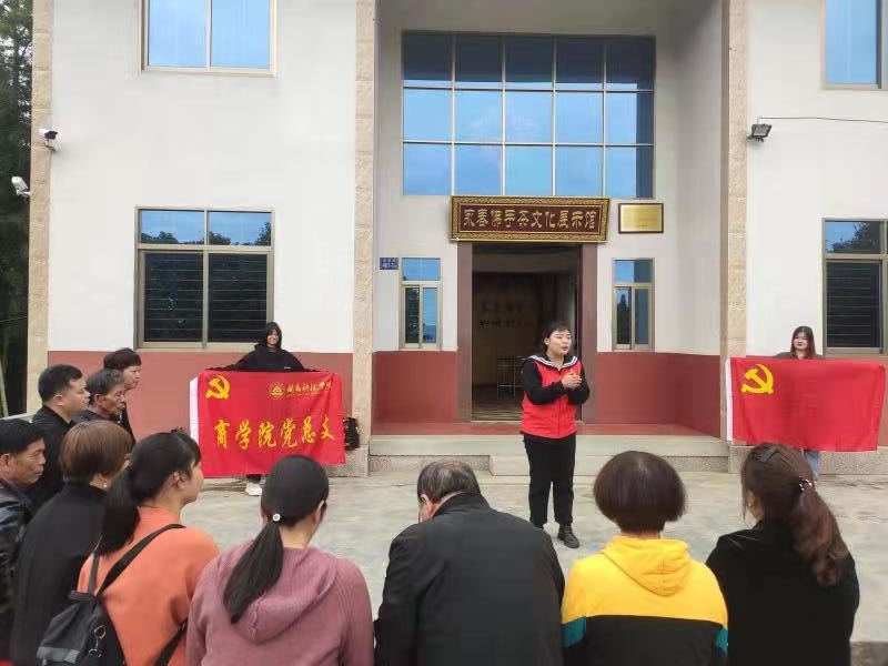 02大学生宣讲小分队进乡村宣传党的十九届六中全会精神 钟熠摄.jpg