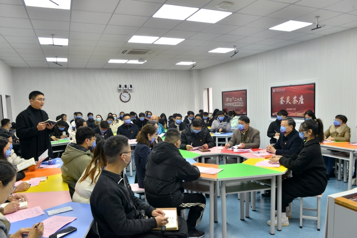 图1 “荟灵茶座”校领导与学生面对面交流 图1 “荟灵茶座”校领导与学生面对面交流