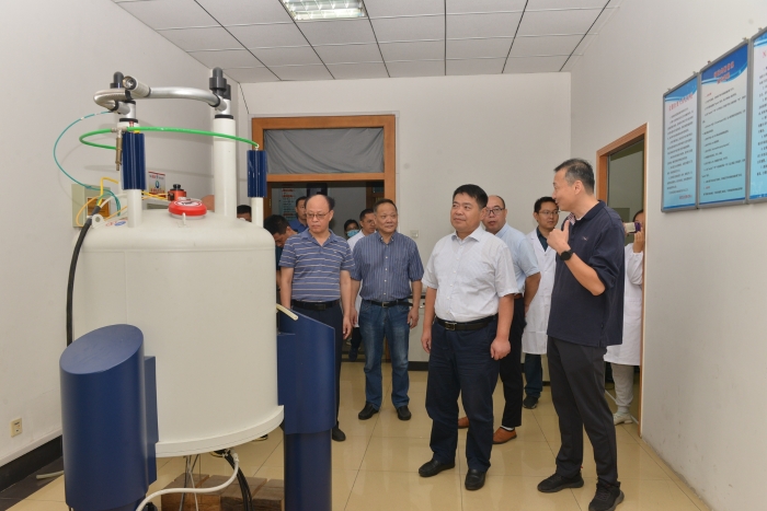 图4 校领导调研专业实验室 图4 校领导调研专业实验室