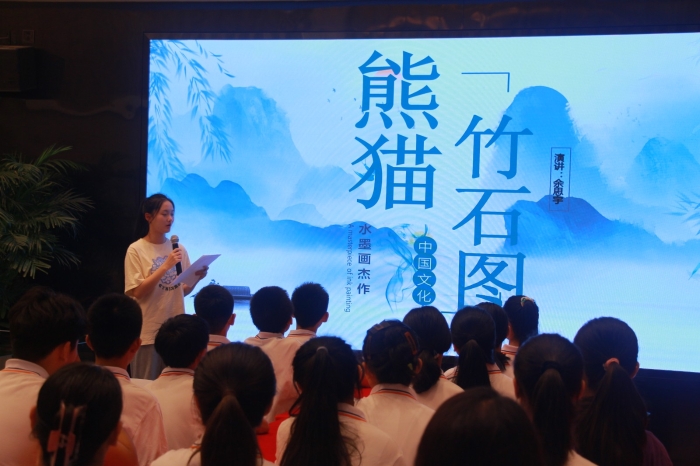 图为宣讲人员对名作进行讲解赏析 陈一帆摄1 图为宣讲人员对名作进行讲解赏析 陈一帆摄1