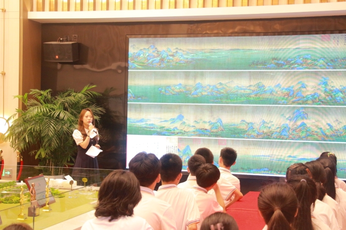 图为宣讲人员对名作进行讲解赏析 陈一帆摄2 图为宣讲人员对名作进行讲解赏析 陈一帆摄2