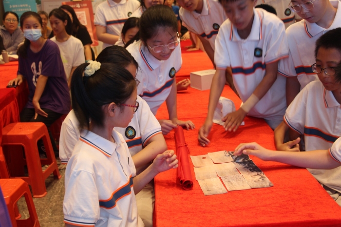 图为参与者们动手体验绘画 陈一帆摄1 图为参与者们动手体验绘画 陈一帆摄1