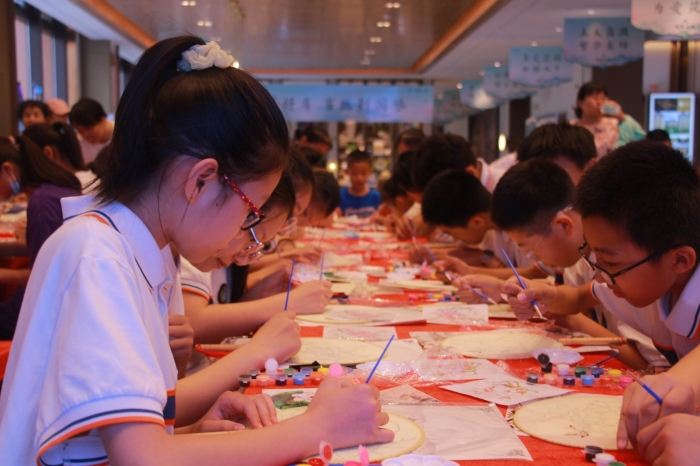 图为参与者们动手体验绘画 陈一帆摄2 图为参与者们动手体验绘画 陈一帆摄2