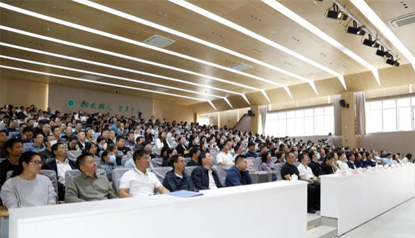 宣讲会现场师生们认真聆听 宣讲会现场师生们认真聆听