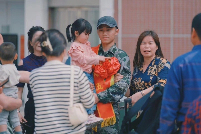 1光荣入伍、全家相送,内心充满了激动和不舍。 1光荣入伍、全家相送,内心充满了激动和不舍。