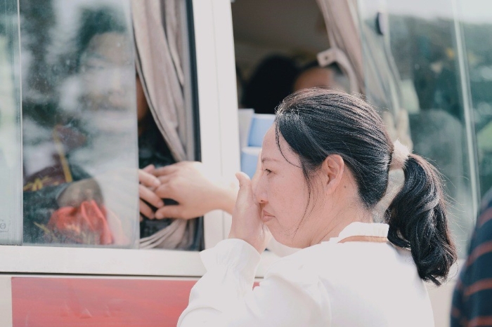 3坐上大巴车,到离别的这一刻,妈妈纵有千言万语,她却一句话也说不出,唯有流泪和不舍。 3坐上大巴车,到离别的这一刻,妈妈纵有千言万语,她却一句话也说不出,唯有流泪和不舍。