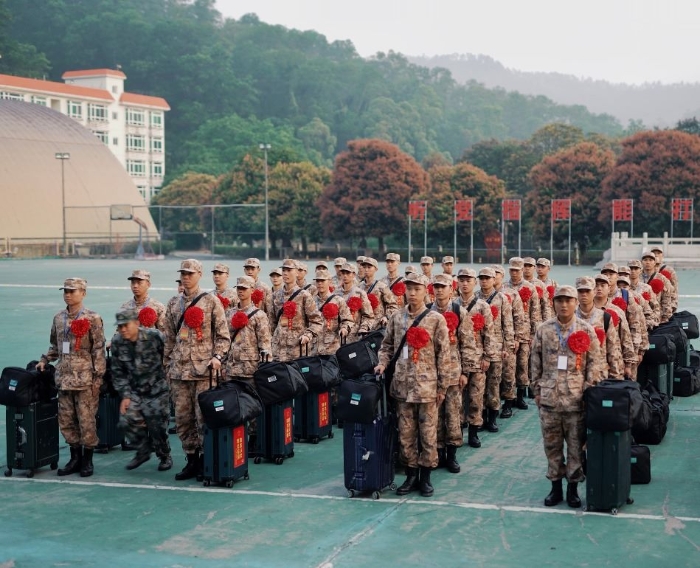 5离别的号角再次吹起,我们整装待发,带着父母的嘱托,学校的希望,喊着响亮的口号,唱着嘹亮的军歌,精神抖擞,意气风发。 5离别的号角再次吹起,我们整装待发,带着父母的嘱托,学校的希望,喊着响亮的口号,唱着嘹亮的军歌,精神抖擞,意气风发。