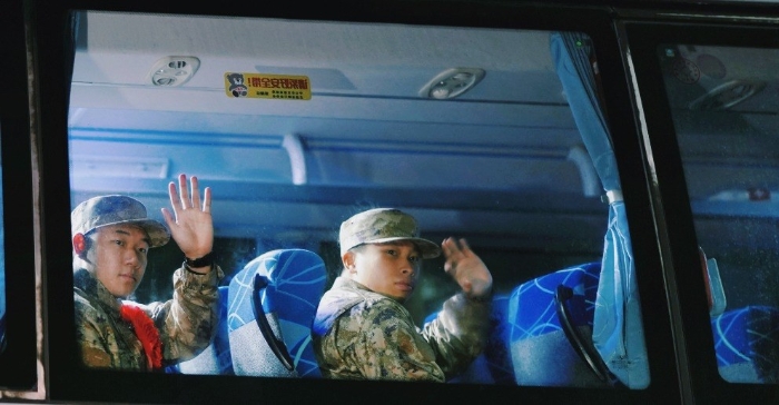 6车子慢慢启动,我们朝着窗外的曾经一起并肩训练的战友挥挥手,然后各自怀揣绿色的梦想启航,踏上前往军营的路。 6车子慢慢启动,我们朝着窗外的曾经一起并肩训练的战友挥挥手,然后各自怀揣绿色的梦想启航,踏上前往军营的路。