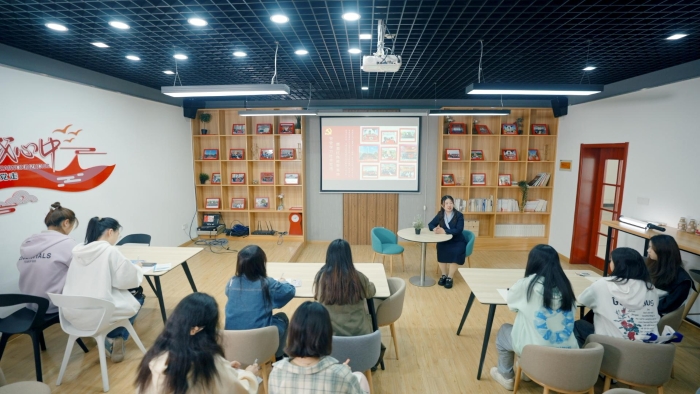 图片1：辅导员在“一站式”学生社区讲党课